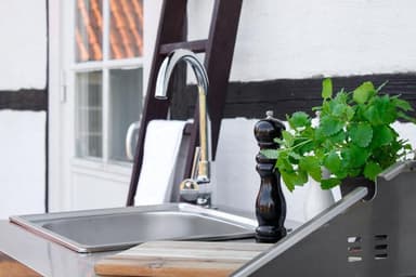 Myoutdoorkitchen - Moduuli tiskipöydällä ja säilytyskaapeilla