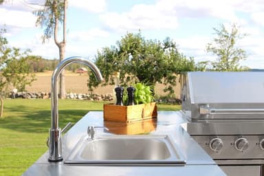Myoutdoorkitchen - Moduuli tiskipöydällä ja säilytyskaapeilla
