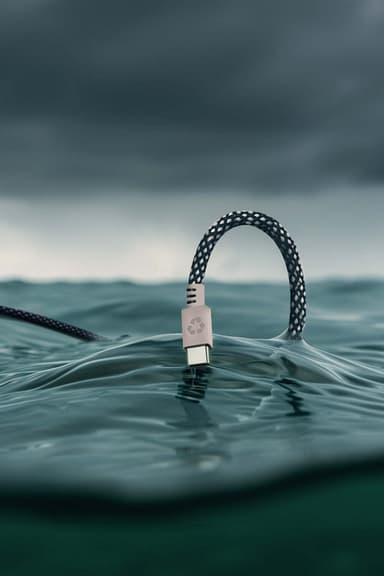 USB Sea Blue ·Tyyppi C · 100W · 2 metriä · Valmistettu kierrätetyistä kalaverkoista