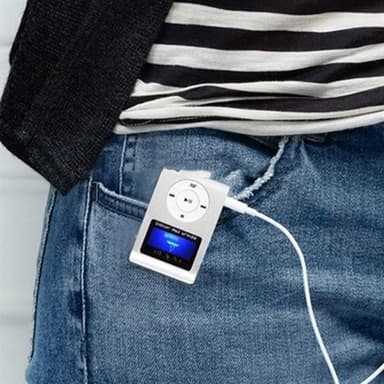 MP3-soitin LCD-näytöllä ja MicroSD-lukijalla - pienikokoinen musiikkisoitin, jossa on klipsi ja ladattava akku