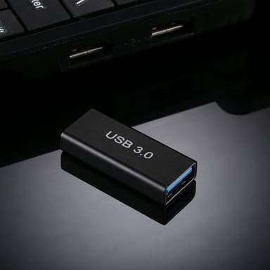 USB 3.0 naaras-naaras-muunnin, jossa on kullatut liittimet