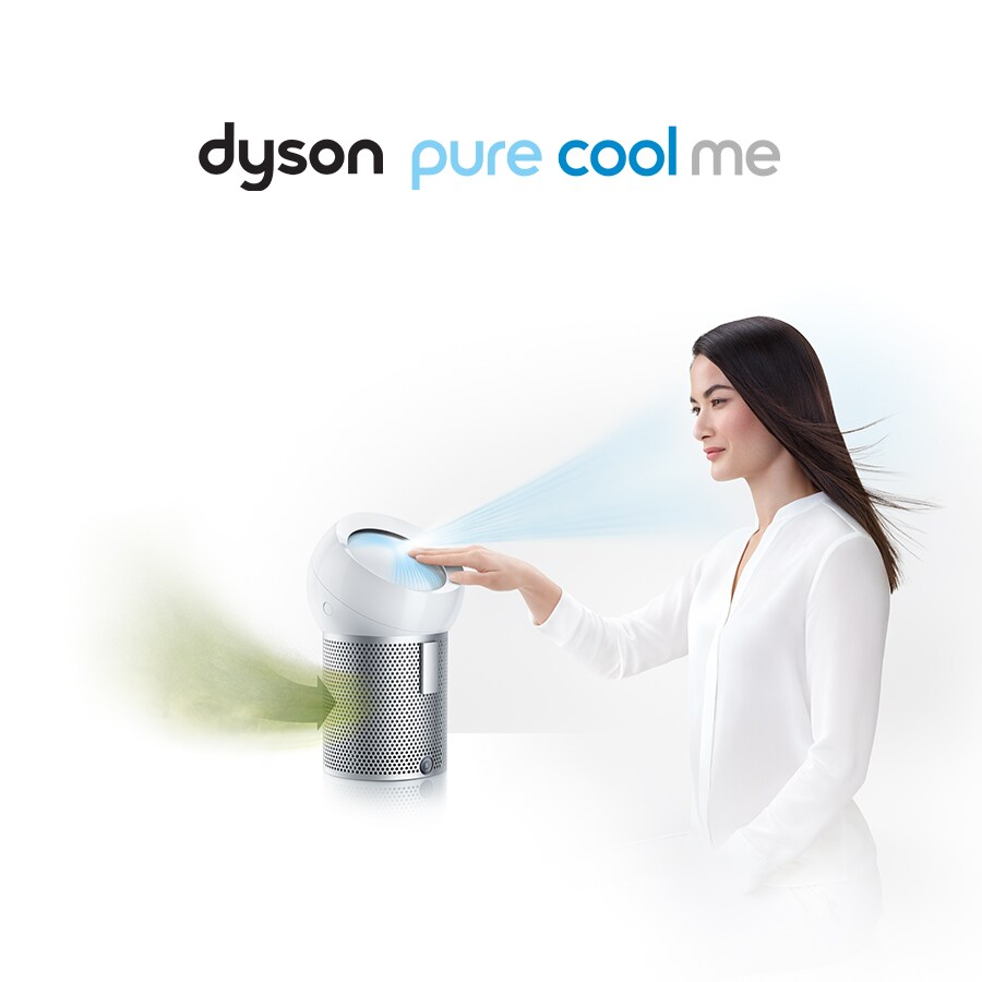 Nainen koskettaa Dyson Pure Cool Me -ilmanpuhdistinta