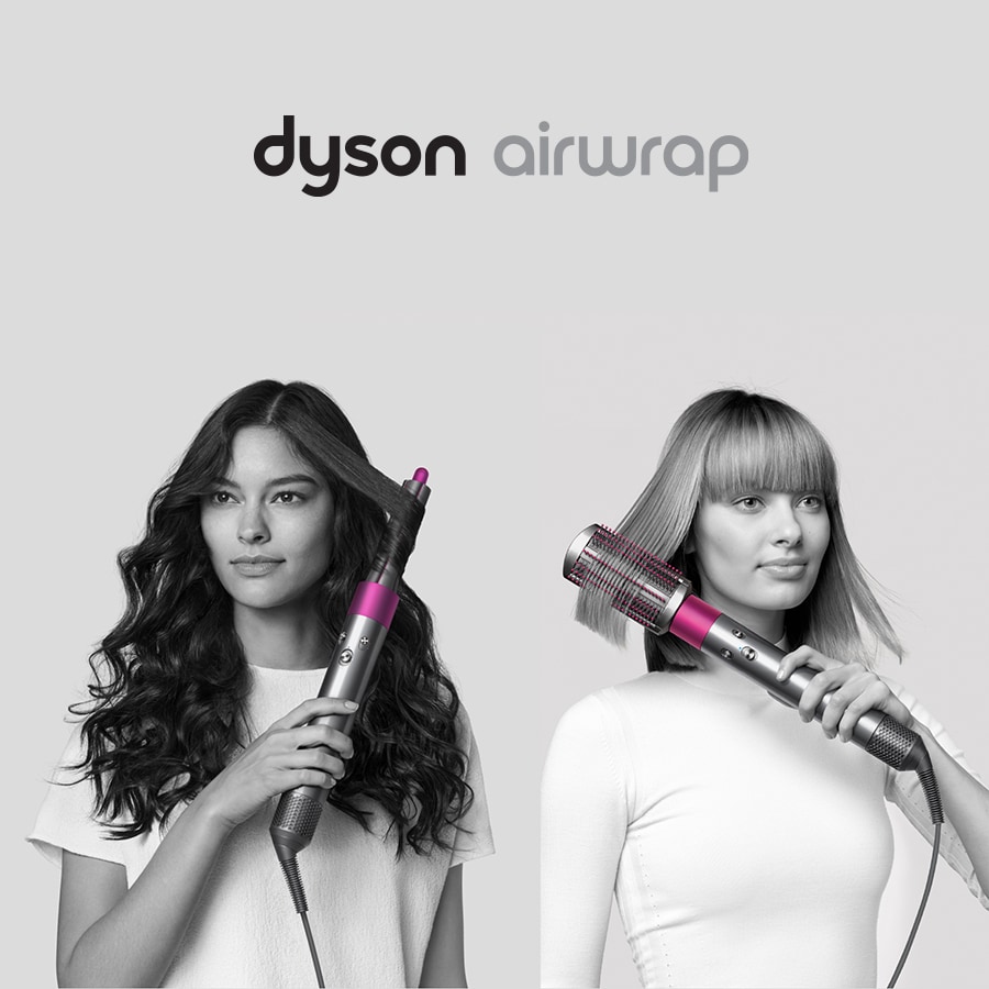 Kaksi naista laittaa hiuksiaan Dyson Airwrap-hiustenmuotoilulaitteella