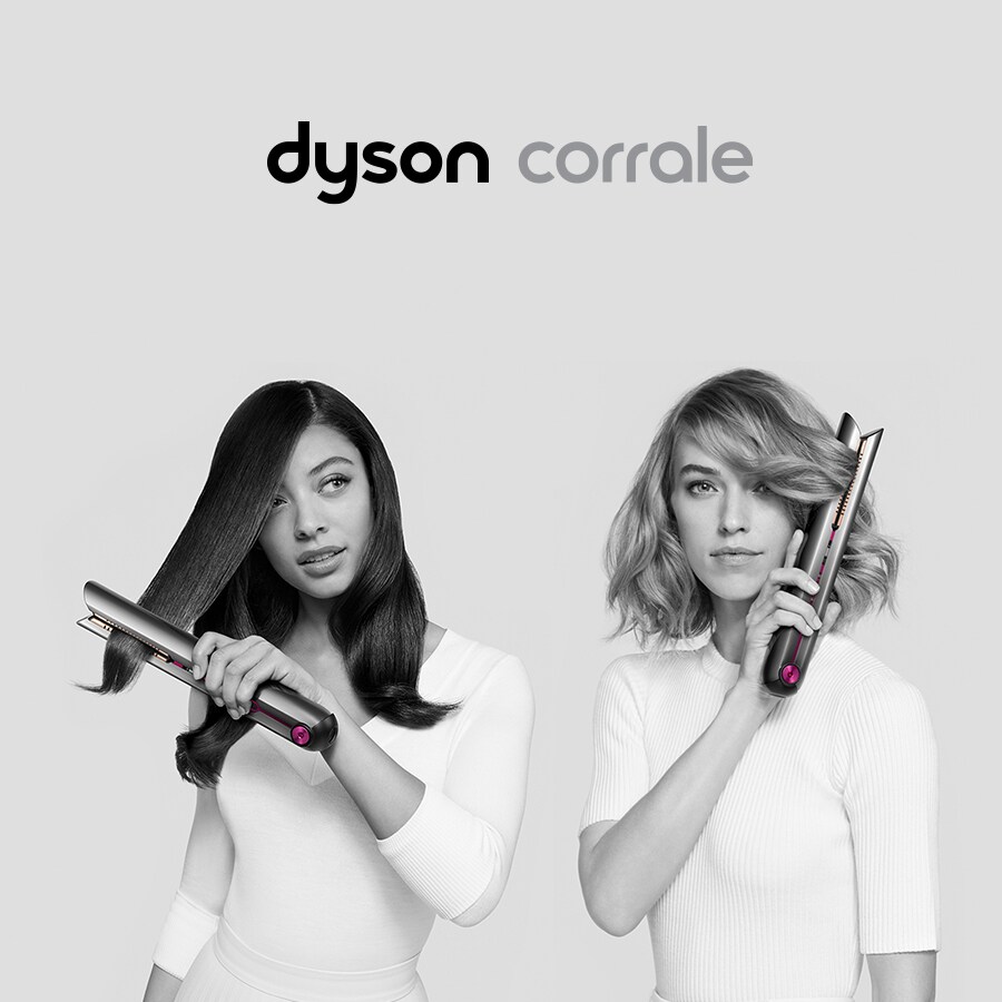 Kaksi naista muotoilee hiuksiaan Dyson Corrale -suoristusraudalla