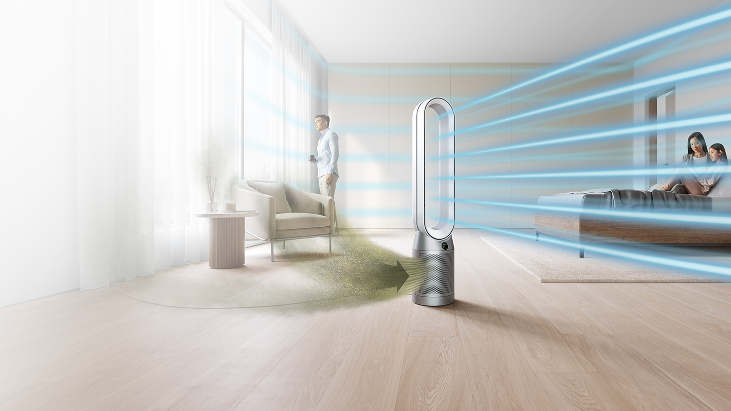 Mies ikkunan vieressä ja Dyson Pure Cool ilmanpuhdistin lattialla