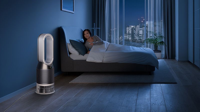 Dyson Pure Humidify+Cool sängyn vieressä, jossa nainen on nukkumassa