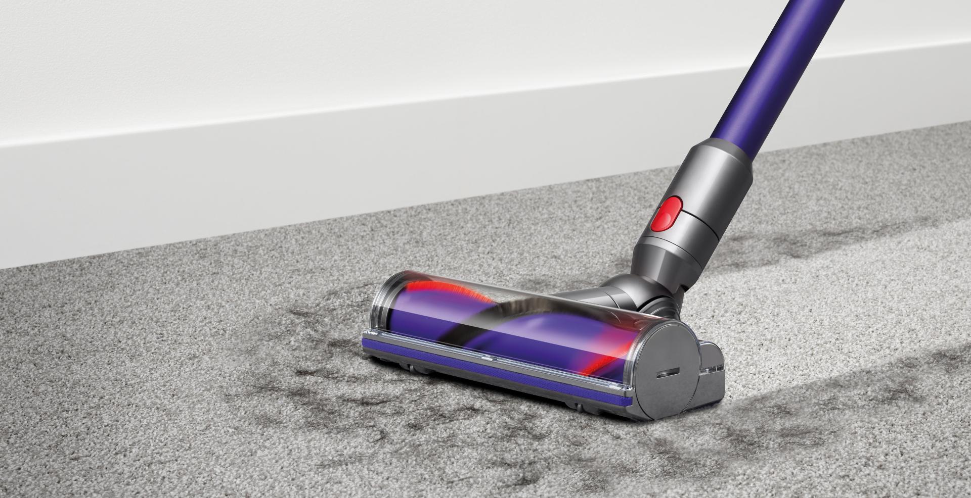 Dyson V10 Animal -pölynimuri poistaa likaa matolta