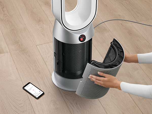 Nainen avaamassa Dyson Pure Hot&Cool -ilmanpuhdistimen etupaneelia