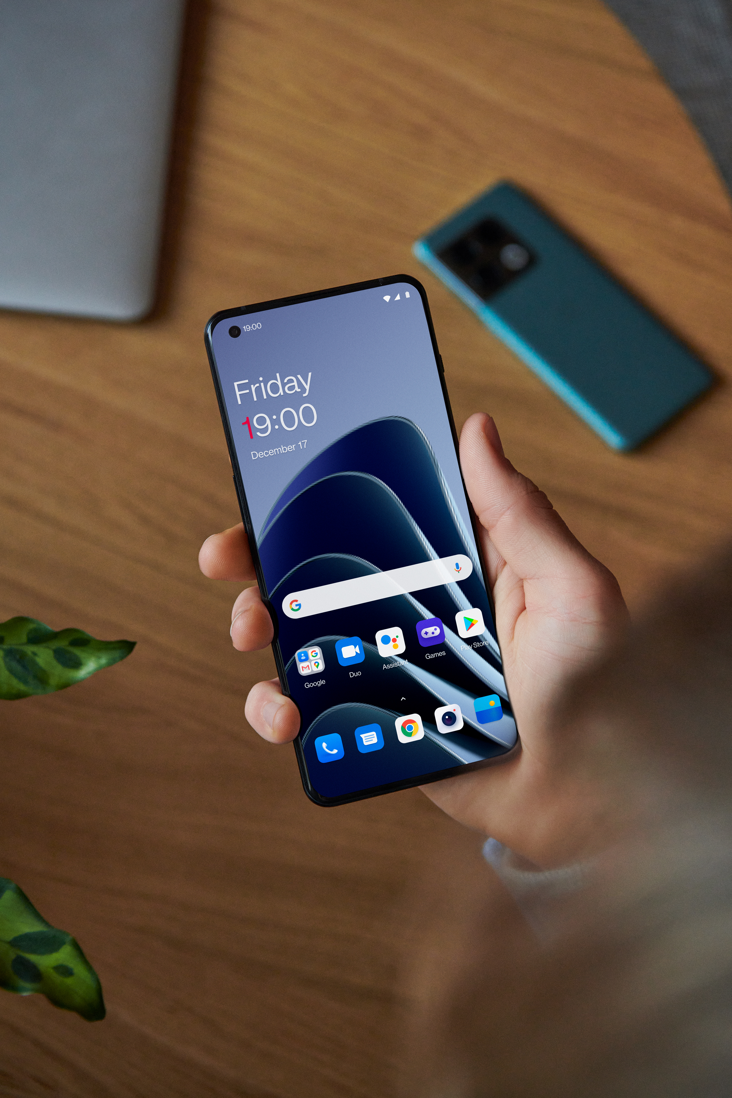OnePlus - OnePlus Pro 10 -puhelin pöydän yläpuolella