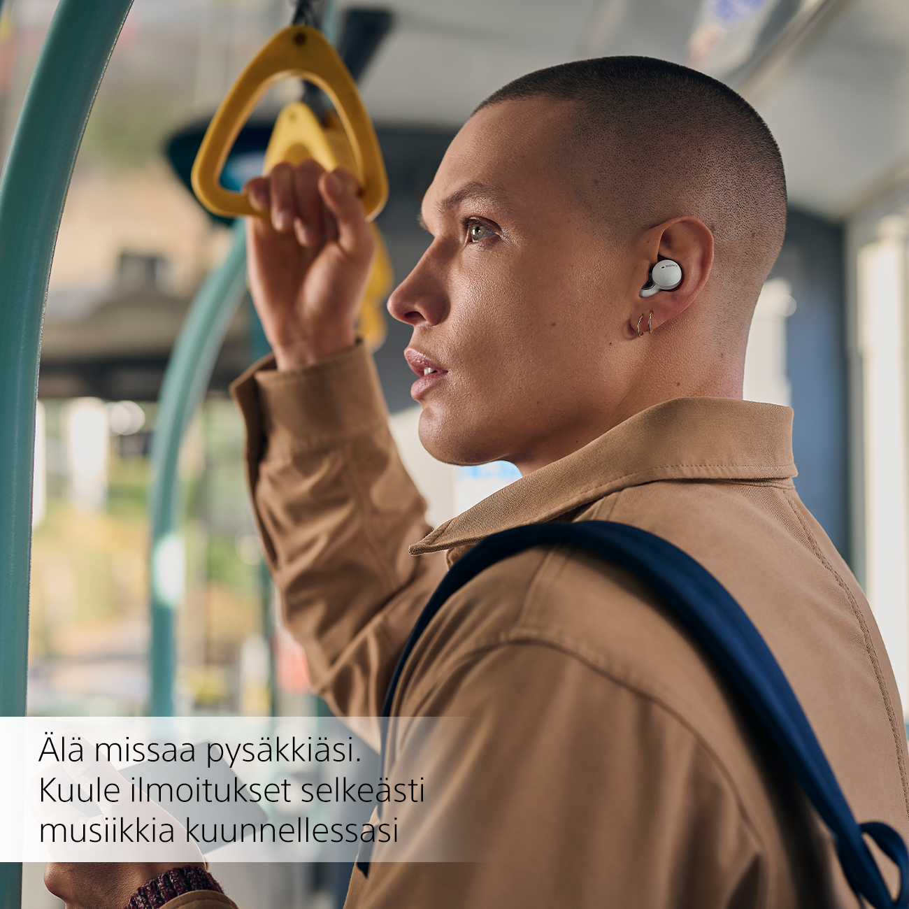 Mies bussissa korvissaan Sony LinkBuds -kuulokkeet