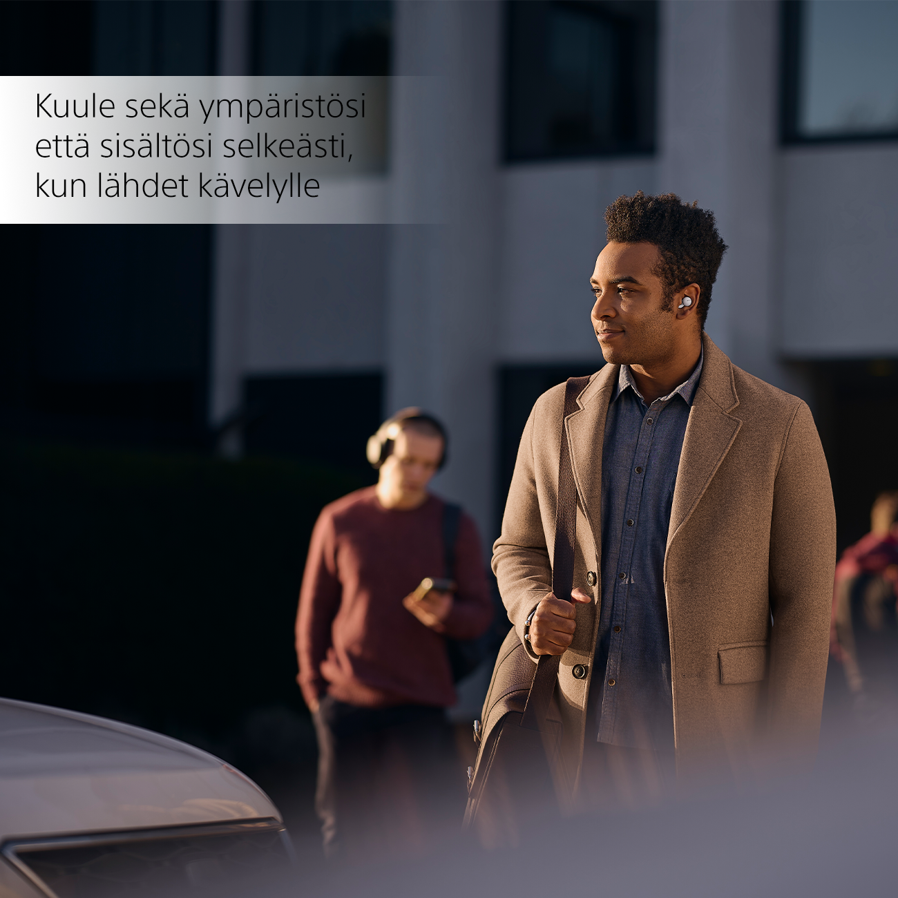 Mies kävelee ulkona Sony LinkBuds -kuulokkeet korvissaan