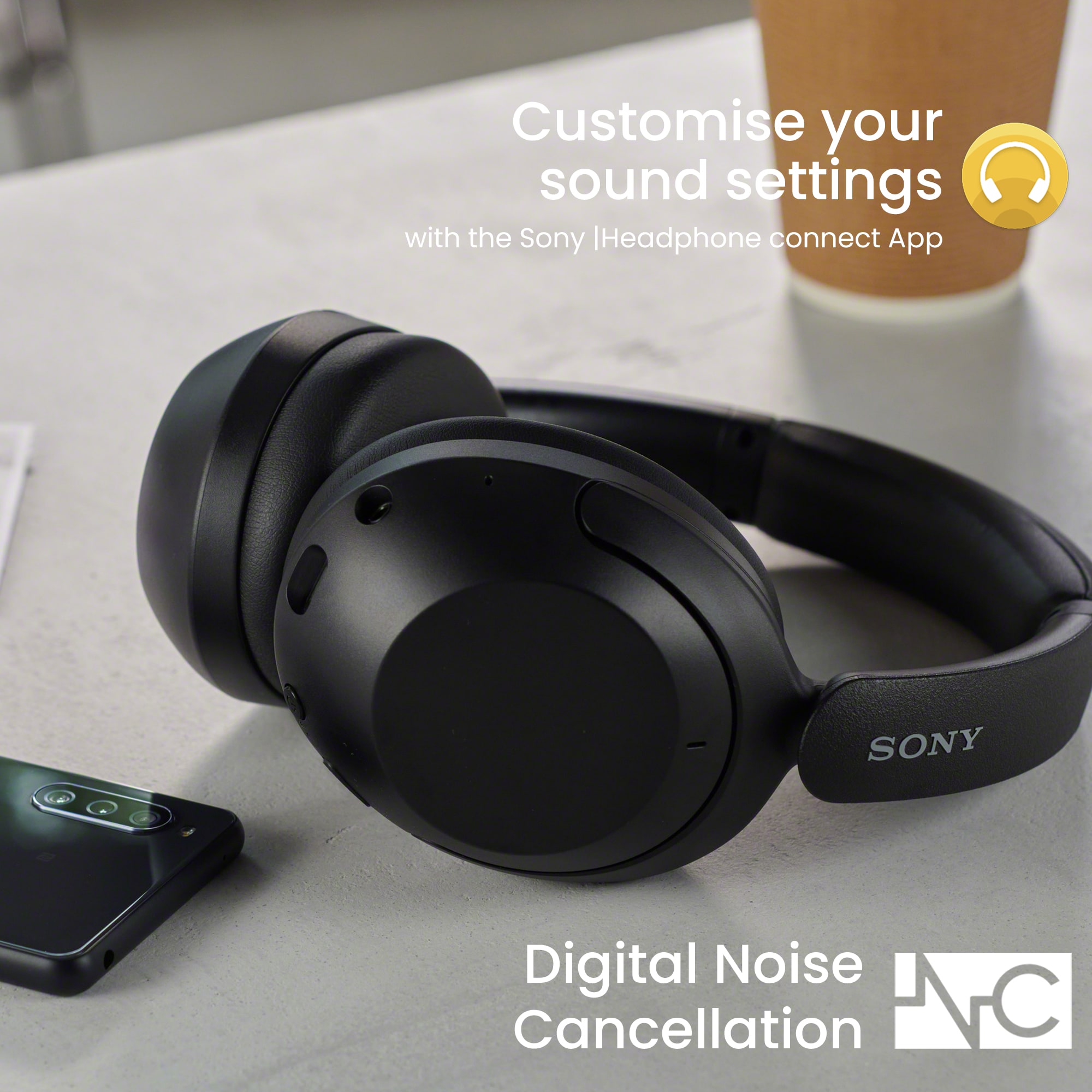 Mustat Sony WH-XB910 -kuulokkeet pöydällä