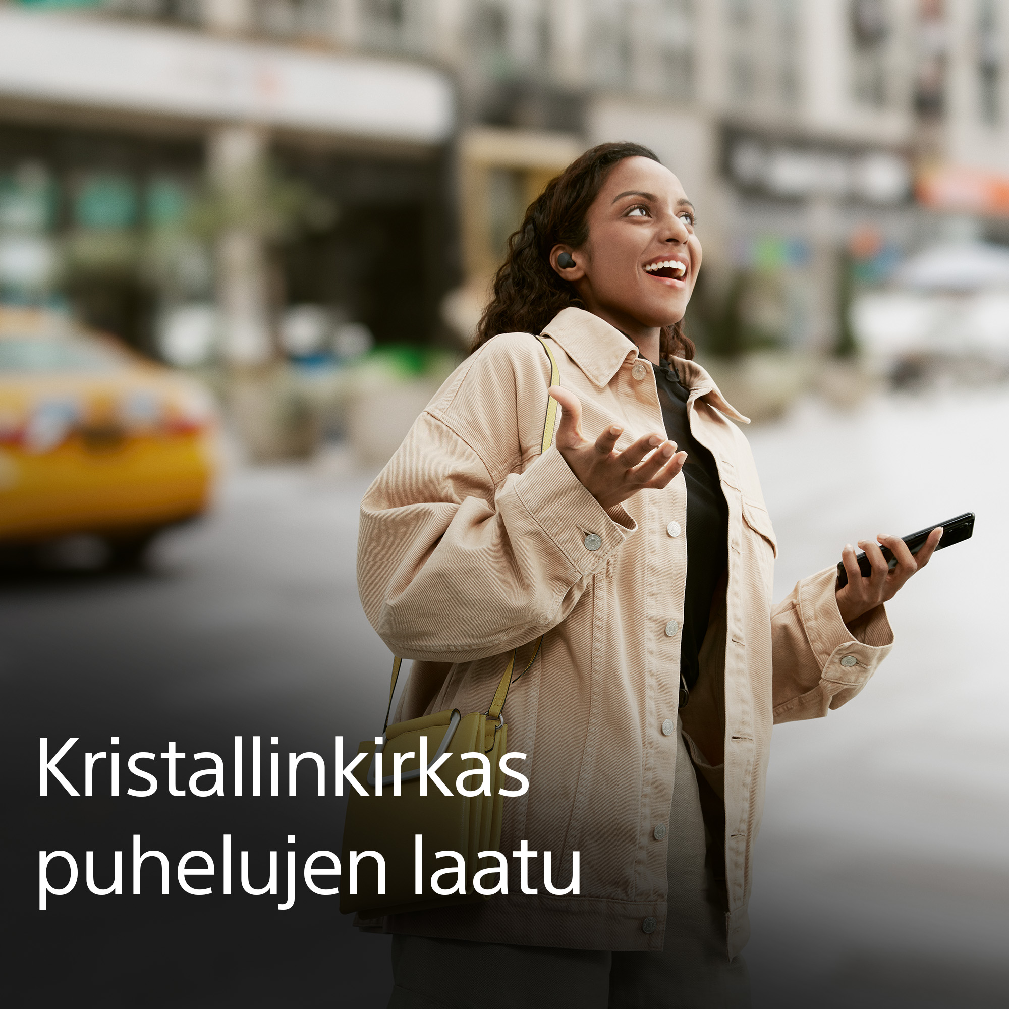 Sony - LinkBuds S -kuulokkeet päässä oleva nainen sekä teksti puhelujen laadusta