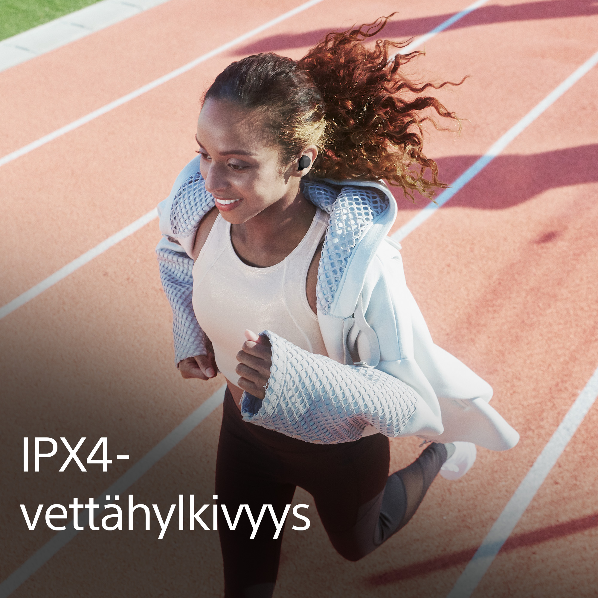Sony - Juokseva nainen LinkBuds S -kuulokkeet päässään sekä teksti IPX4-vettähylkivyydestä