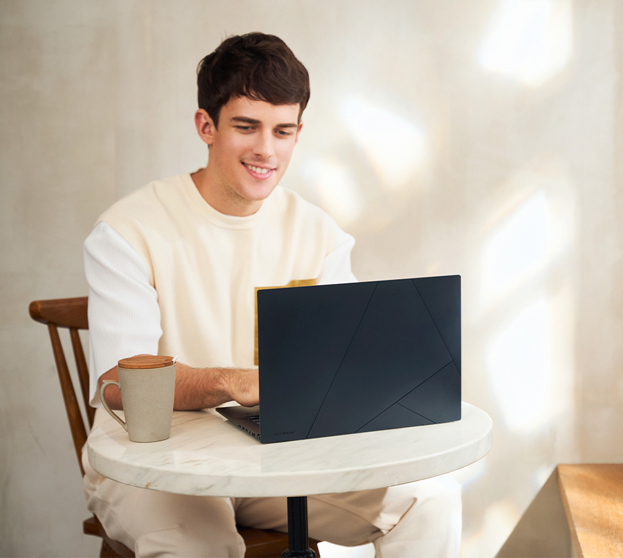 ZenBook 14 OLED - WiFi 6E ja poika käyttää kannettavaa tietokonetta