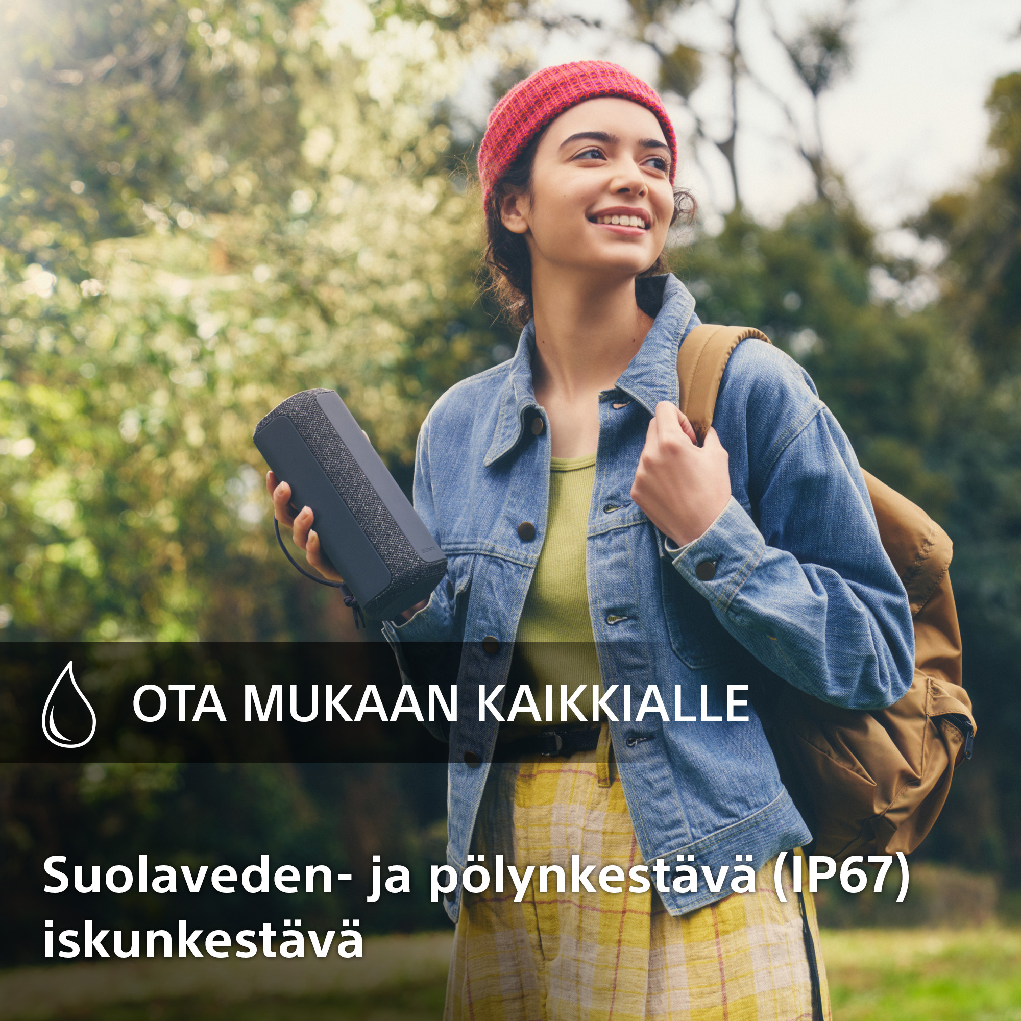 Nainen kuljettaa SRS-XE200-kaiutinta ja teksti IP-kestävyydestä