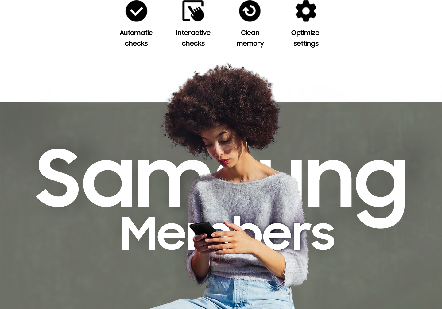 Nainen katselee Samsung Galaxy -puhelinta kädessään ja hänen takanaan teksti Samsung Members
