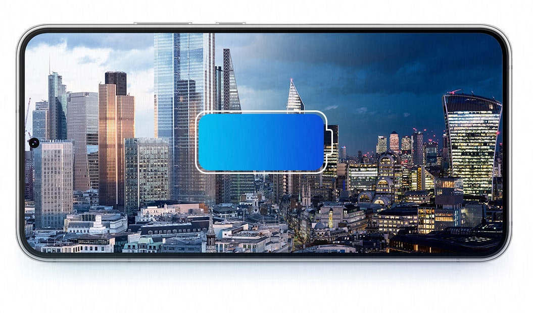 Samsung Galaxy S22 vaakatasossa, jonka näytöllä kuva suurkaupungista ja akun varauksen kuvake