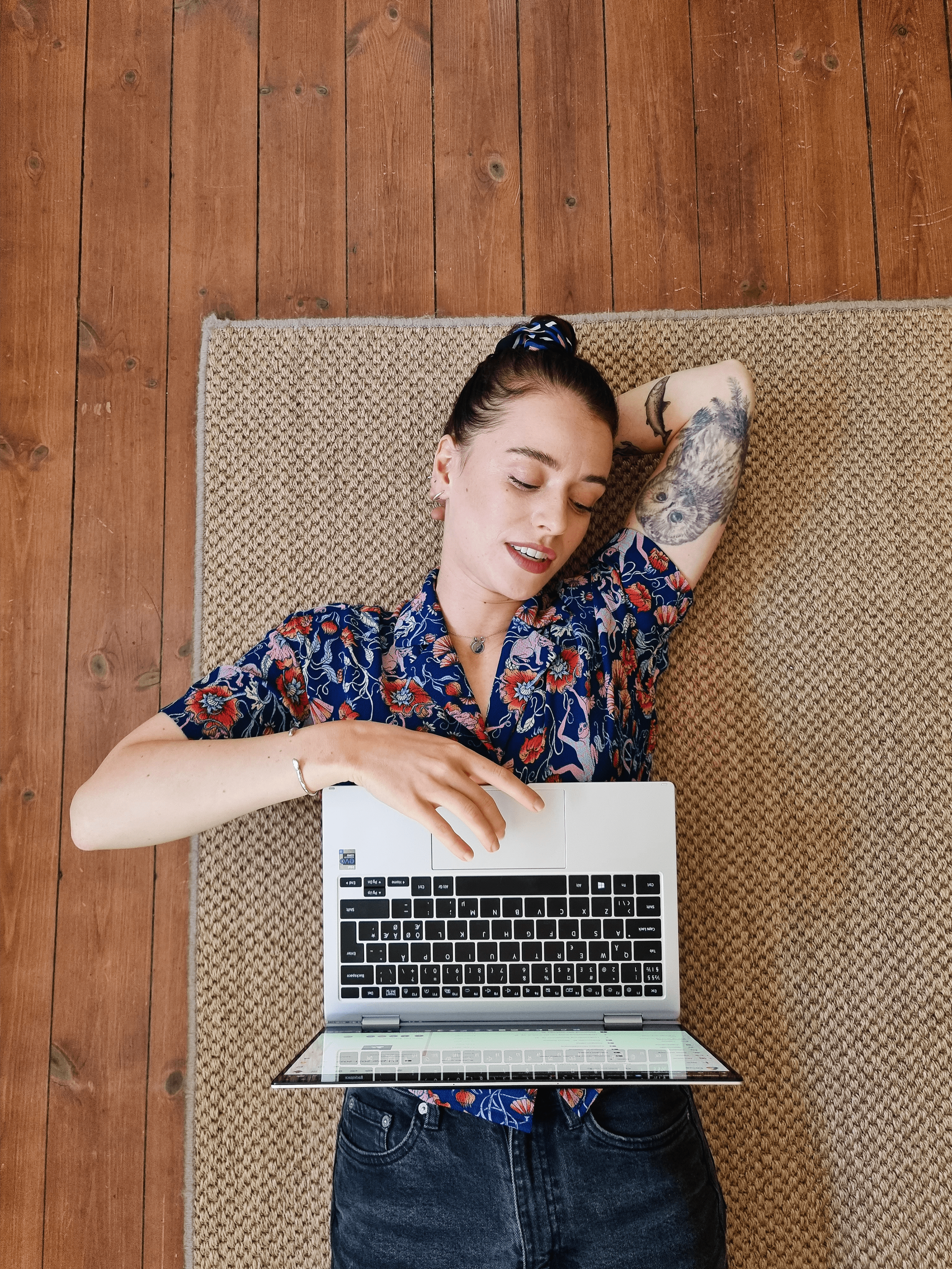 Intel Evo - Woman on floor-min