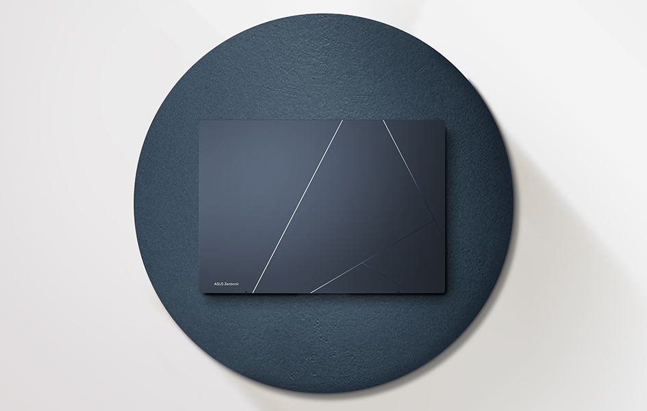 Zenbook 14 OLED kuvattuna ylhäältä