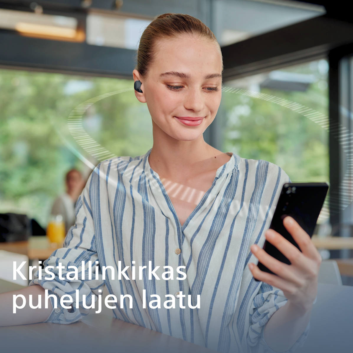 Linkbuds S - Nainen katsoo puhelintaan Linkbuds-kuulokkeet korvissaan