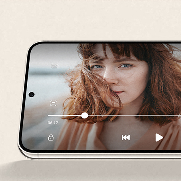 Samsung Galaxy S23 S23+ -älyuhelimen näytöllä video naisesta
