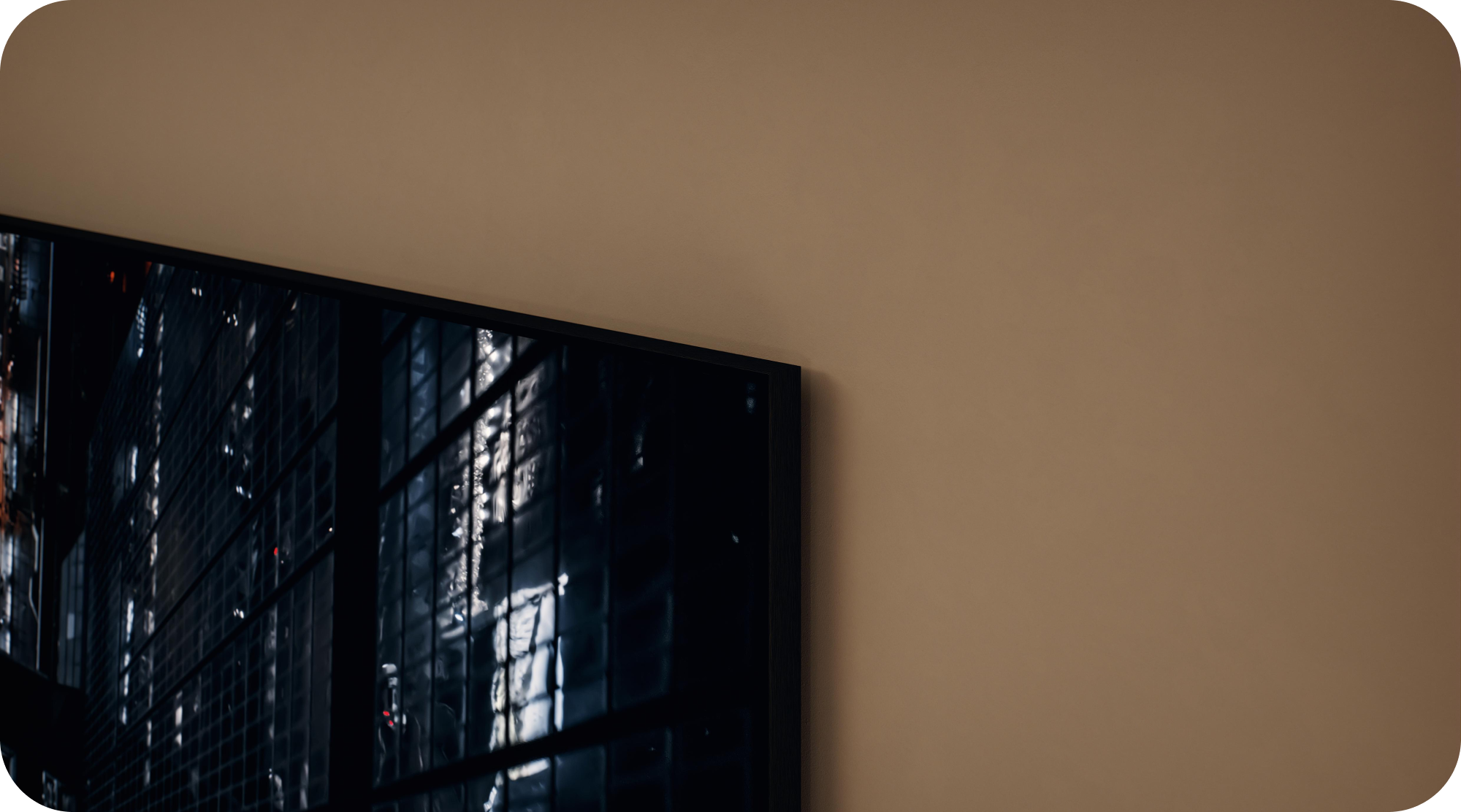 Lähikuva beigenvärisellä seinällä olevan Samsung Neo QLED -television kulmasta