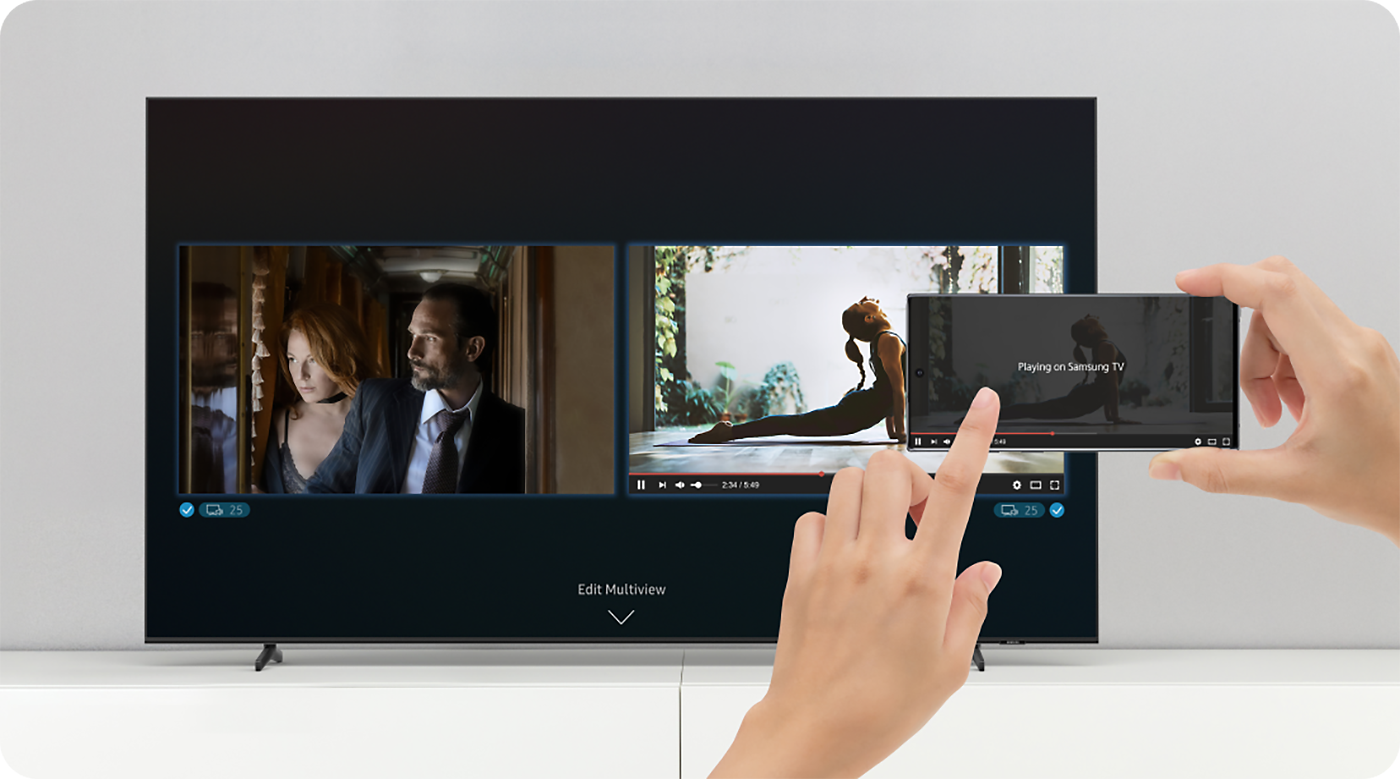 Samsung Chrystal UHD CU8575 TV ja MultiView sekä käsi pitelee puhelinta television edessä