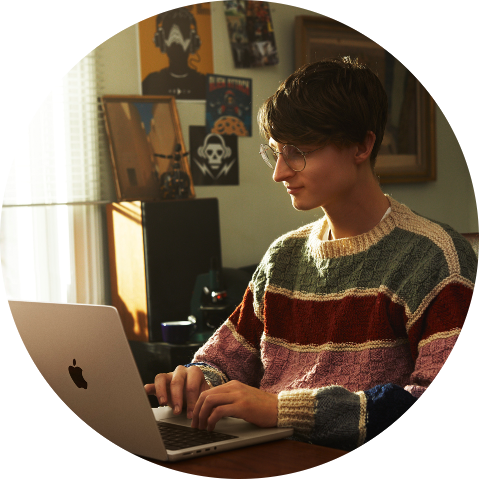 Nuori mies kirjoittaa MacBook Pro -kannettavalla