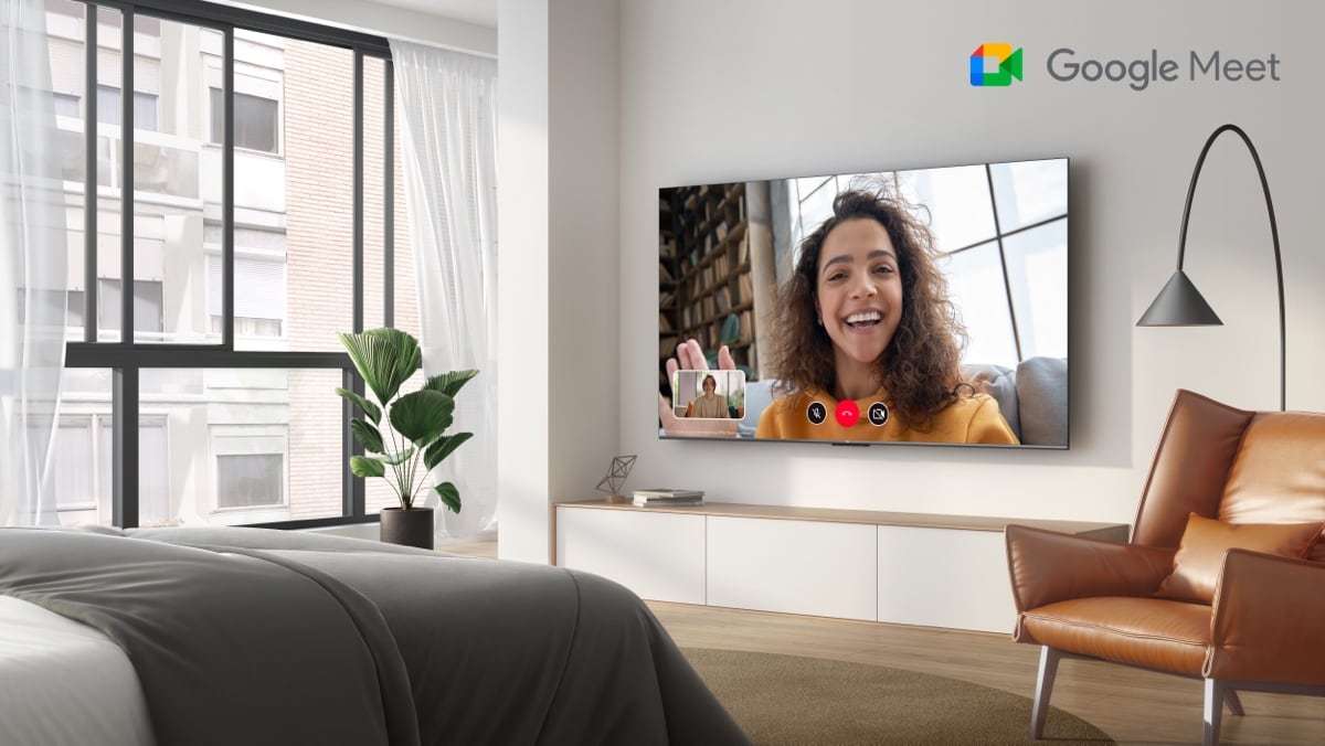 TCL MQLED80 -tv olohuoneessa ja Google Meet -logo