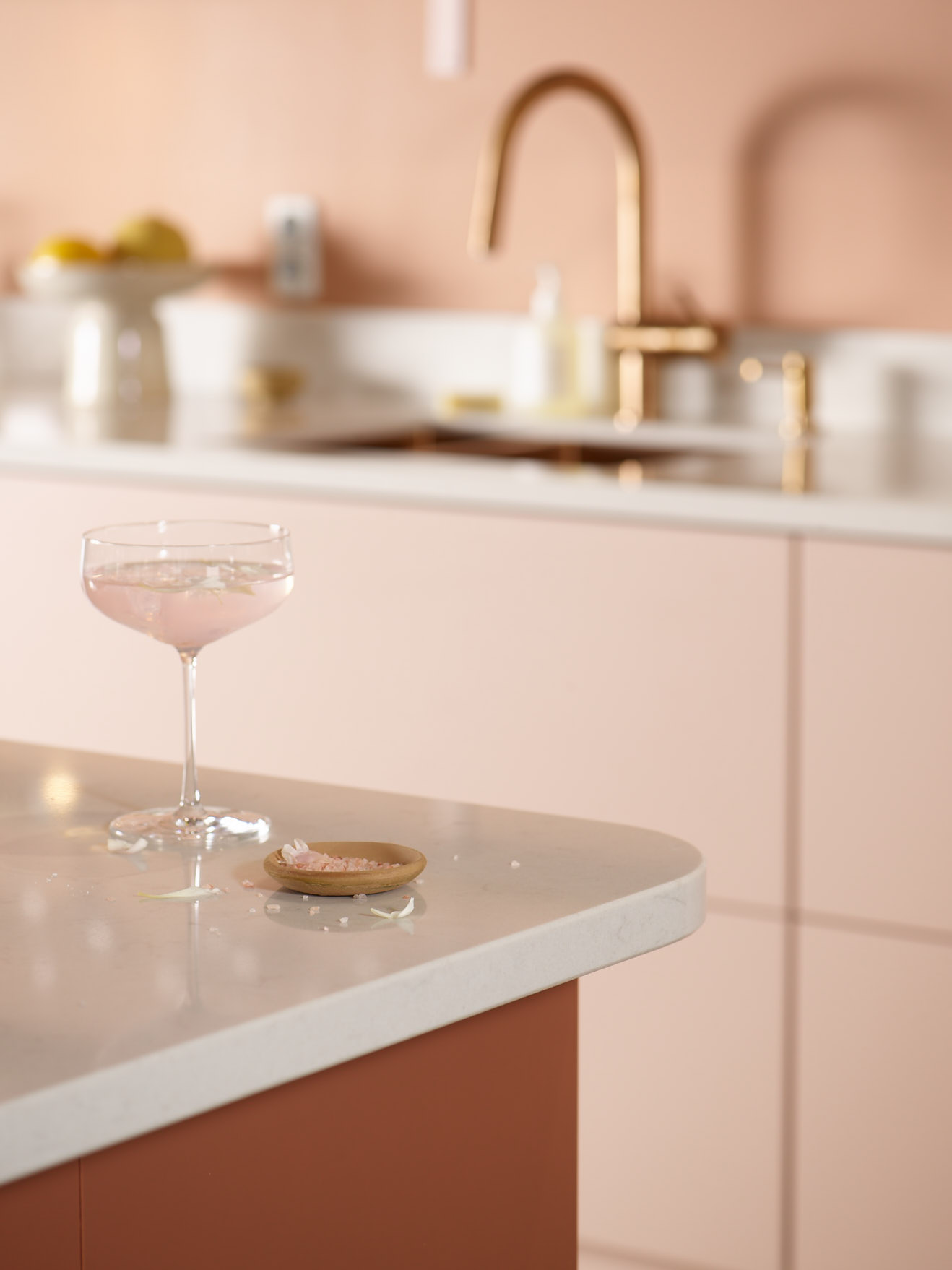 Epoq - Cosentino - Trend blush -värinen keittiö sekä cocktail-lasi työtasolla