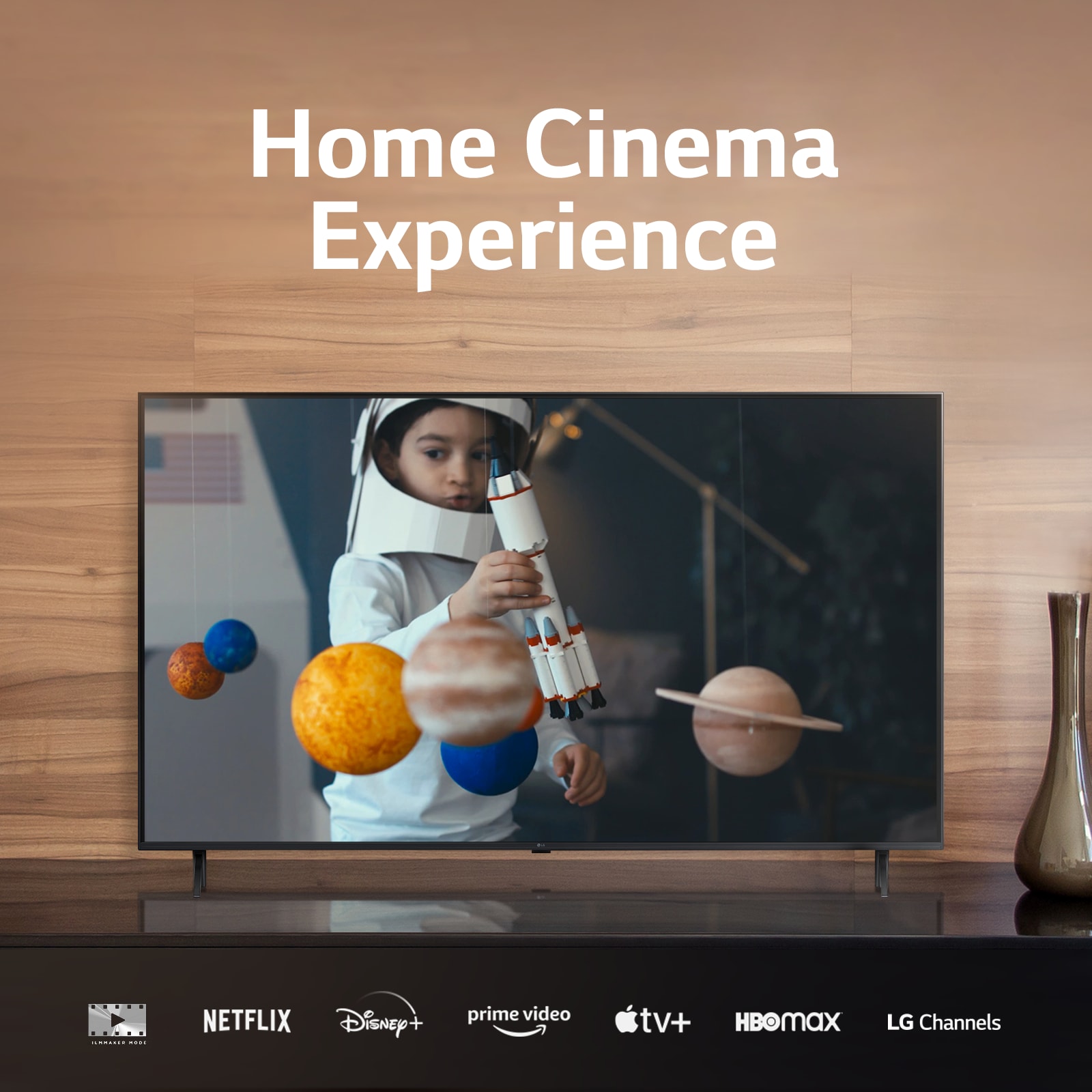 LG UHD-tv mustalla tv-tasolla, eri suoratoistopal ja teksti Home Cinema Experience