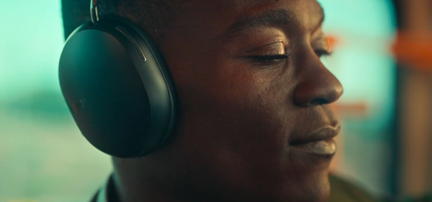 Mies, jolla on päässään Sonos Ace -kuulokkeet