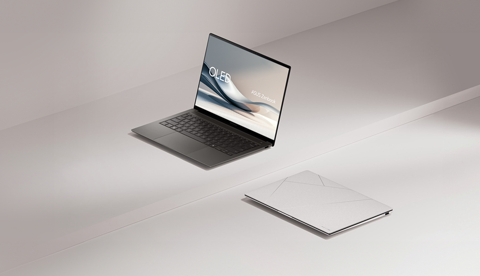 Kaksi Asus Zenbook S 14 -kannettavaa harmaalla taustalla