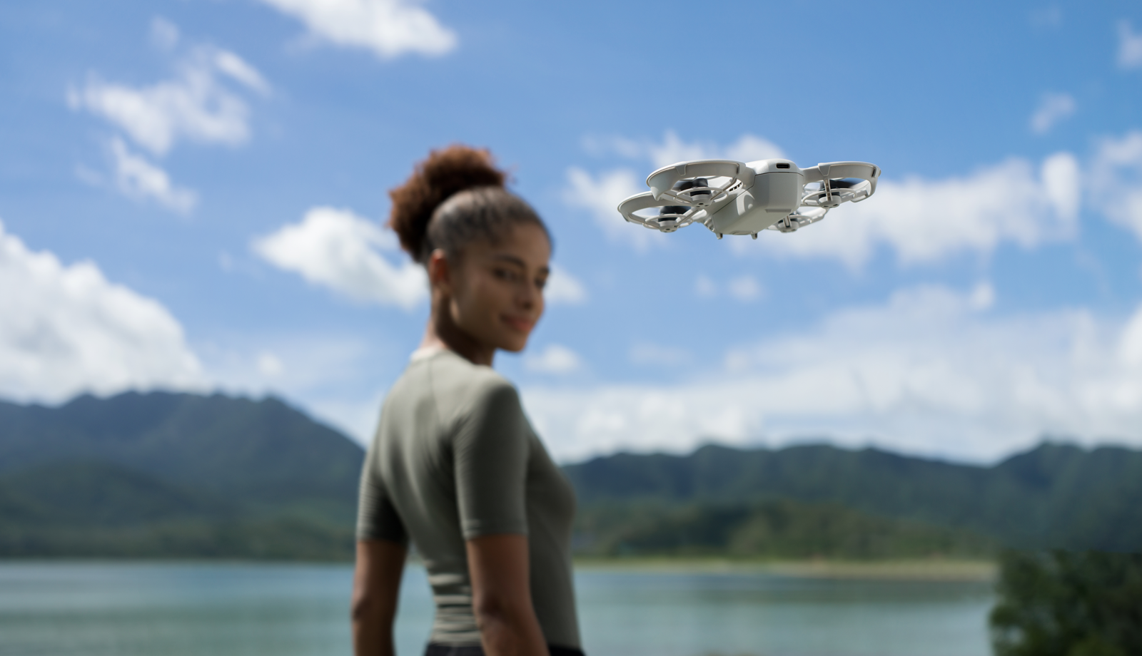 Tyttö DJI Neo -dronen kuvattavana