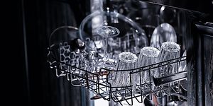 Erilaisia juomalaseja astianpesukoneen yläkorissa