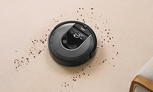 iRobot Roomba i7+ siivoaa lattiaa