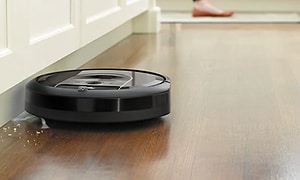 iRobot Roomba i7 + siivoaa murut lattialta