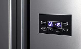 digitaalinen näyttö jääkaapin ovessa näyttämässä lämpötilaa