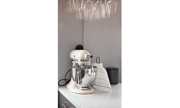 Kitchenaid-keittiökone Epoq-keittiössä, yläpuolella ripustetut viinilasit