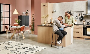 perhe koolla modernissa Epoq-keittiössä, jossa elävät värit