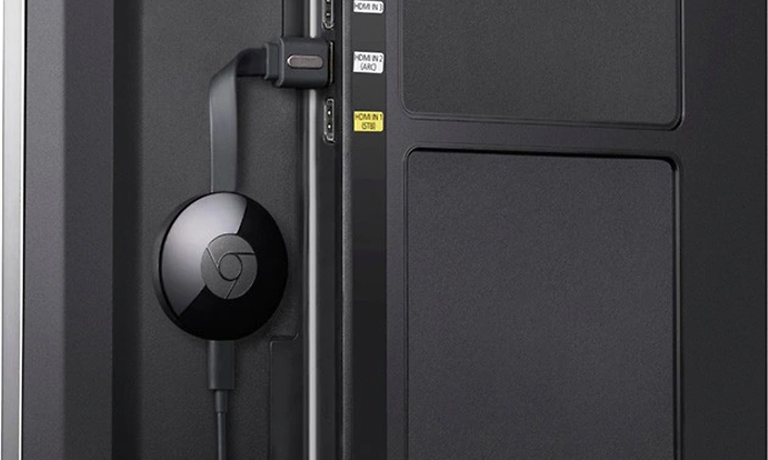 Chromecast kytkettynä television takaosaan