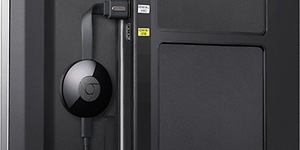 Chromecast kytkettynä television takaosaan