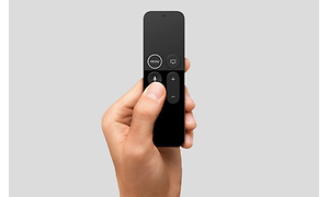 kädessä musta Apple TV:n kaukosäädin