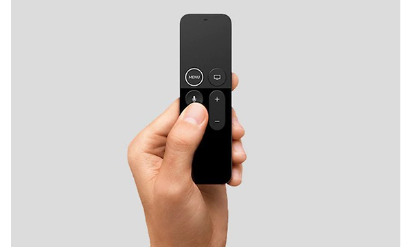 kädessä musta Apple TV:n kaukosäädin