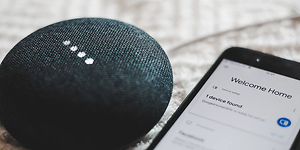 Google Home Mini ja puhelin pöydällä