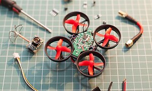 Koottu drone työpöydällä ympärillään osia