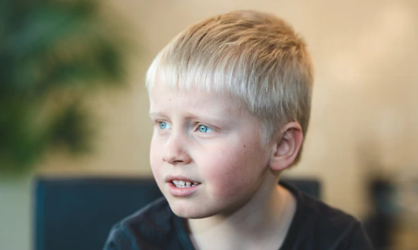 Pieni vaaleatukkainen poika