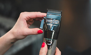 Nainen säätää BabyLiss-hiustenleikkuukonetta