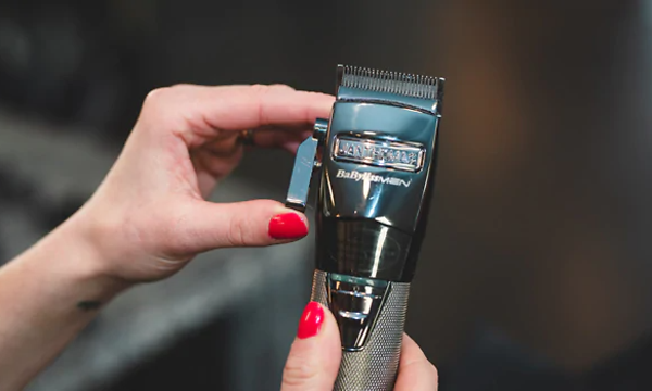 Nainen säätää BabyLiss-hiustenleikkuukonetta